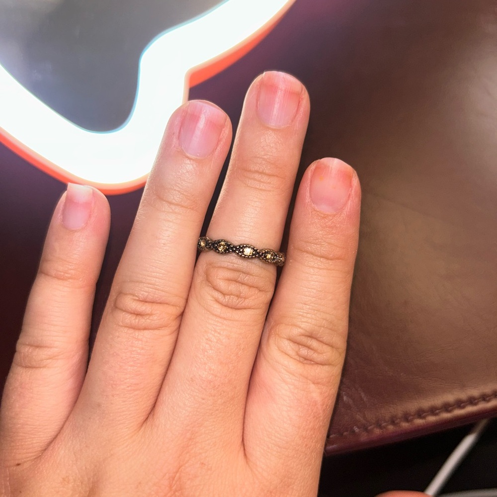 Elegant Gold and Black Women's Ring